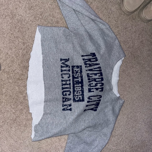Off the shoulder cropped graphic sweatshirt - Picture 1 of 4